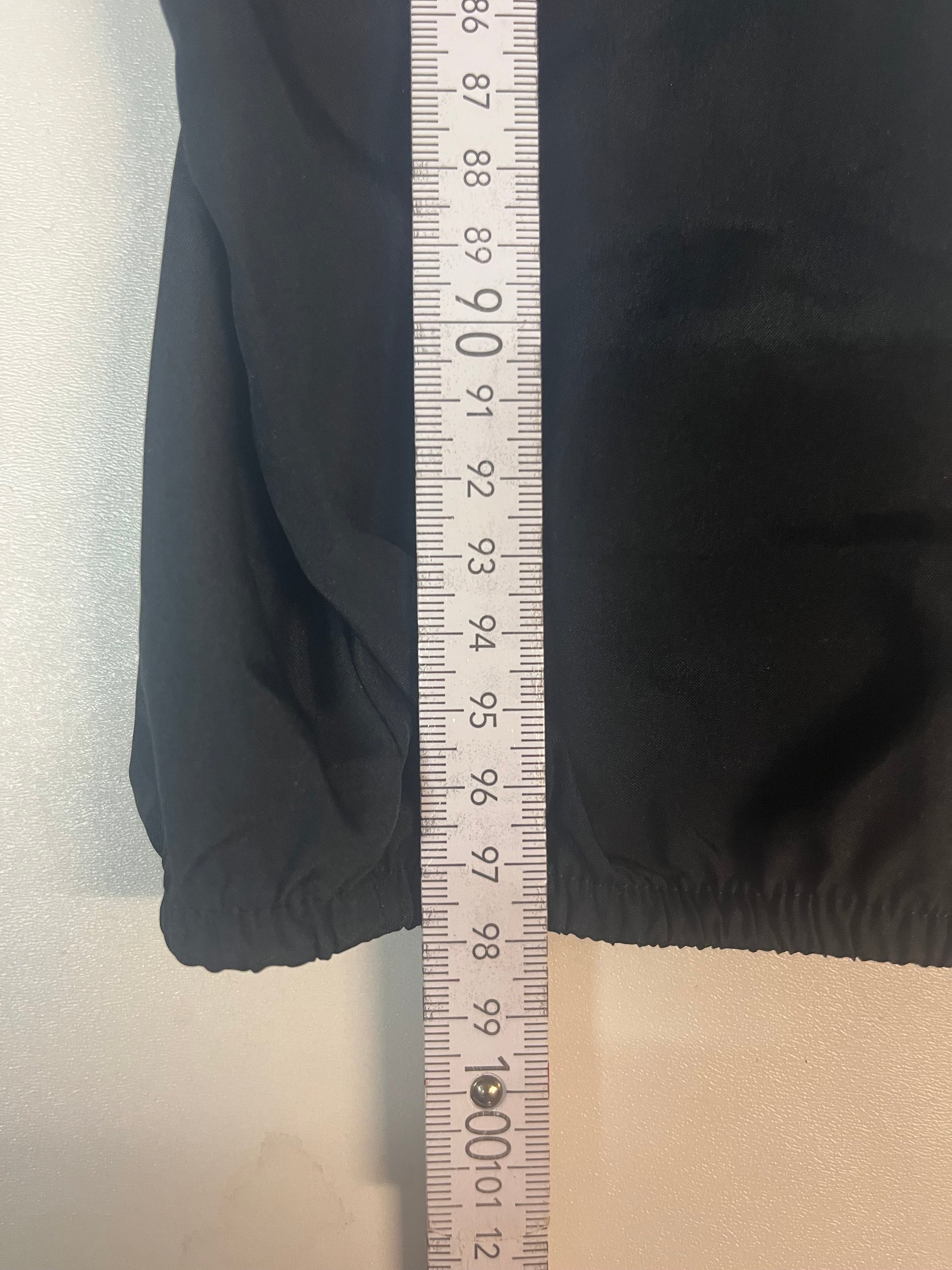 Entdecke unsere Vintage Track Pants von Nike und anderen Marken, erhältlich bei Valuxery.de - Dein Shop für trendige Vintage - Kleidung. Unsere Track Pants sind aus hochwertigen Materialien und