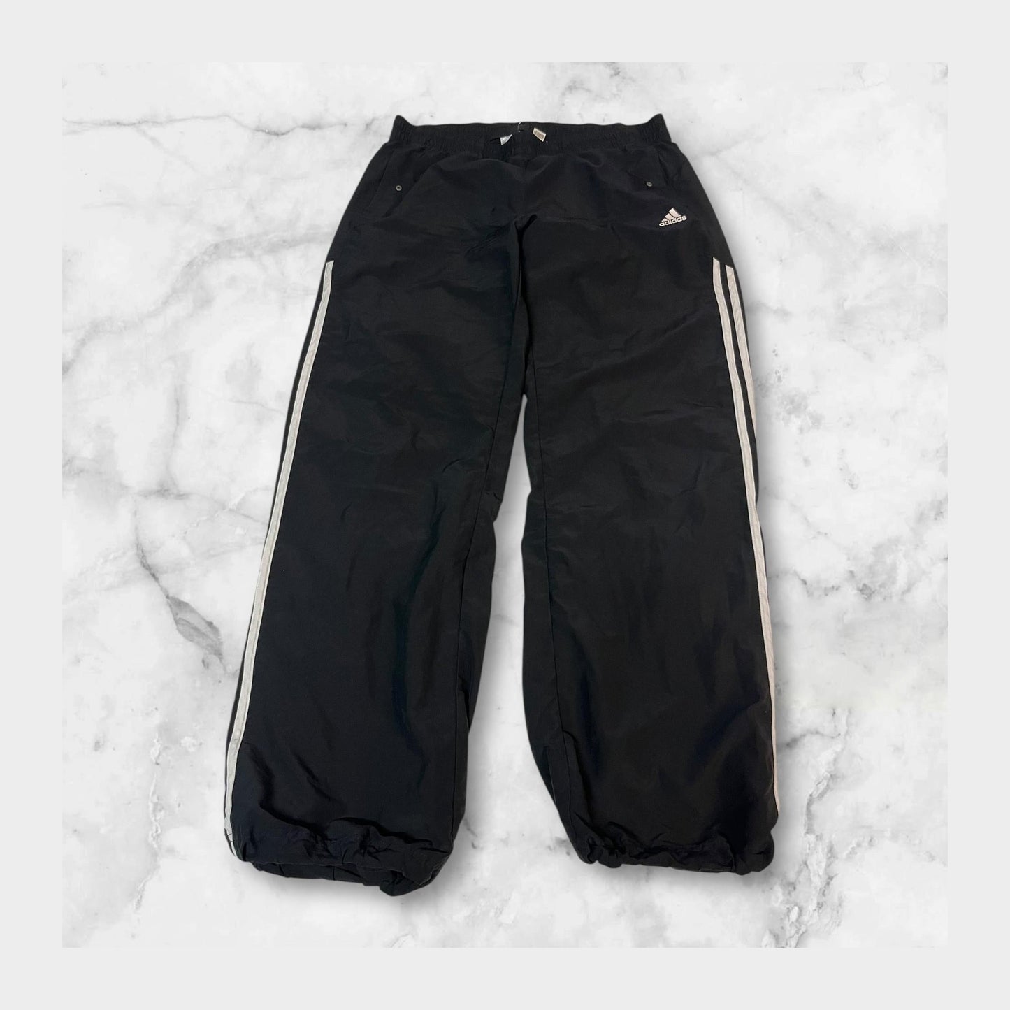 Entdecke unsere Vintage Track Pants von Nike und anderen Marken, erhältlich bei Valuxery.de - Dein Shop für trendige Vintage - Kleidung. Unsere Track Pants sind aus hochwertigen Materialien und