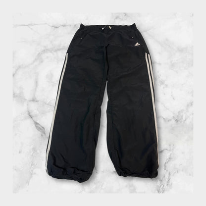Entdecke unsere Vintage Track Pants von Nike und anderen Marken, erhältlich bei Valuxery.de - Dein Shop für trendige Vintage - Kleidung. Unsere Track Pants sind aus hochwertigen Materialien und