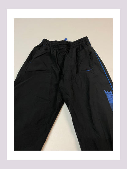 Entdecke unsere Vintage Track Pants von Nike und anderen Marken, erhältlich bei Valuxery.de - Dein Shop für trendige Vintage - Kleidung. Unsere Track Pants sind aus hochwertigen Materialien und