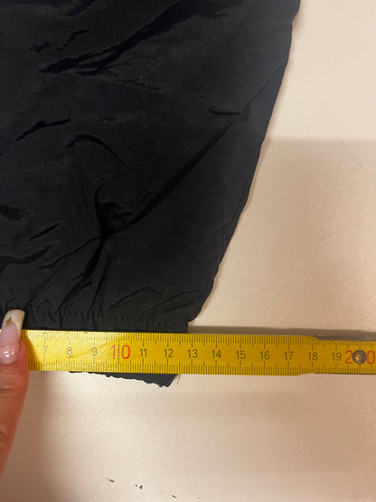 Entdecke unsere Vintage Track Pants von Nike und anderen Marken, erhältlich bei Valuxery.de - Dein Shop für trendige Vintage - Kleidung. Unsere Track Pants sind aus hochwertigen Materialien und