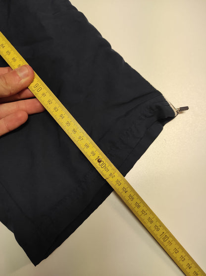 Entdecke unsere Vintage Track Pants von Nike und anderen Marken, erhältlich bei Valuxery.de - Dein Shop für trendige Vintage - Kleidung. Unsere Track Pants sind aus hochwertigen Materialien und