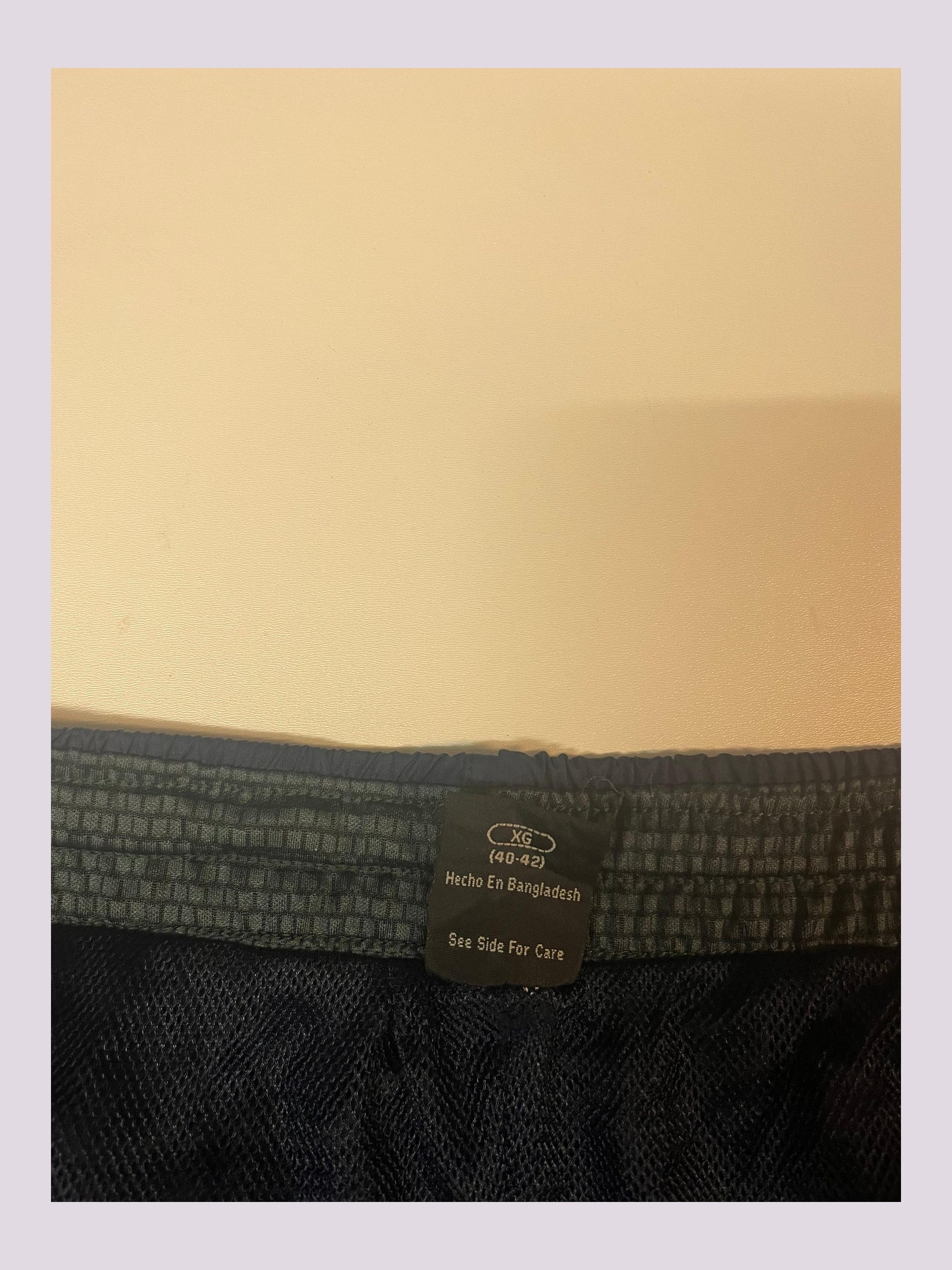 Entdecke unsere Vintage Track Pants von Nike und anderen Marken, erhältlich bei Valuxery.de - Dein Shop für trendige Vintage - Kleidung. Unsere Track Pants sind aus hochwertigen Materialien und