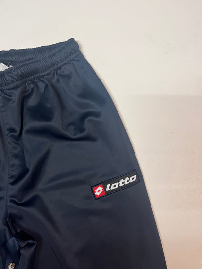 Entdecke unsere Vintage Track Pants von Nike und anderen Marken, erhältlich bei Valuxery.de - Dein Shop für trendige Vintage - Kleidung. Unsere Track Pants sind aus hochwertigen Materialien und