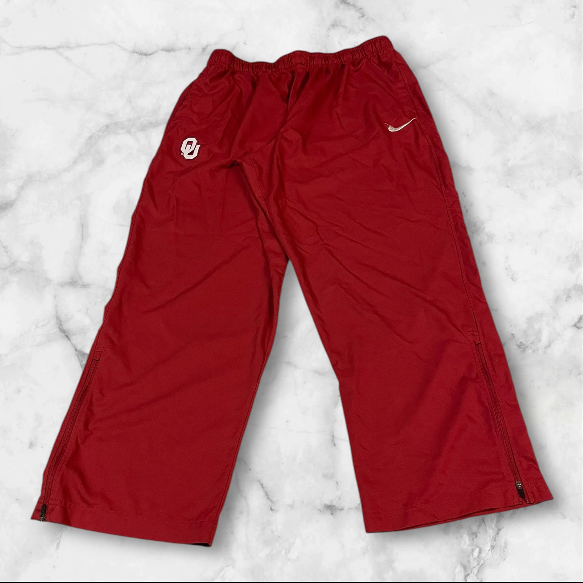 Entdecke unsere Vintage Track Pants von Nike und anderen Marken, erhältlich bei Valuxery.de - Dein Shop für trendige Vintage - Kleidung. Unsere Track Pants sind aus hochwertigen Materialien und