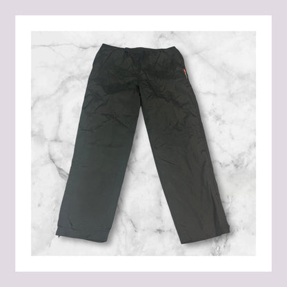 Entdecke unsere Vintage Track Pants von Nike und anderen Marken, erhältlich bei Valuxery.de - Dein Shop für trendige Vintage - Kleidung. Unsere Track Pants sind aus hochwertigen Materialien und