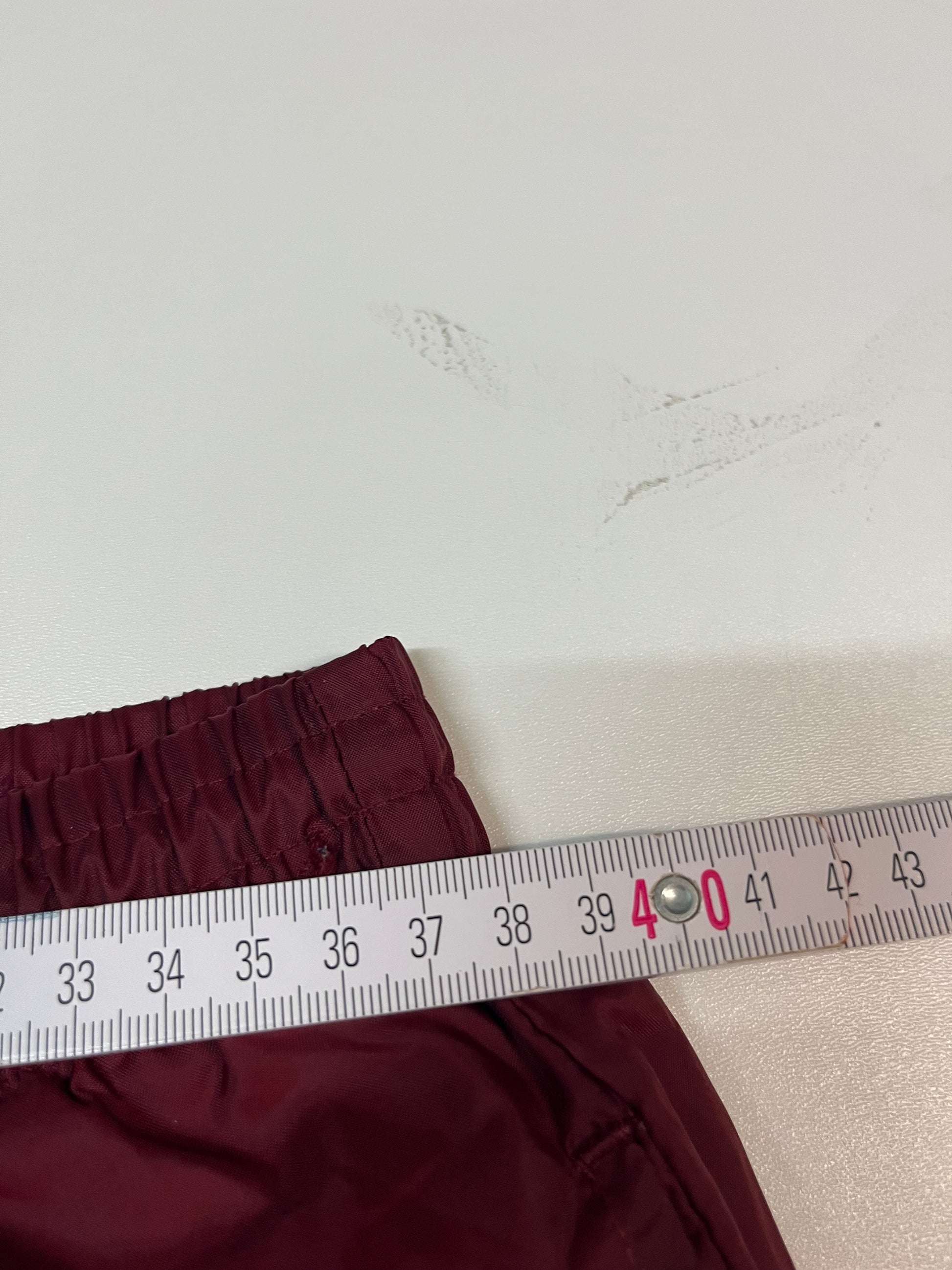 Entdecke unsere Vintage Track Pants von Nike und anderen Marken, erhältlich bei Valuxery.de - Dein Shop für trendige Vintage - Kleidung. Unsere Track Pants sind aus hochwertigen Materialien und