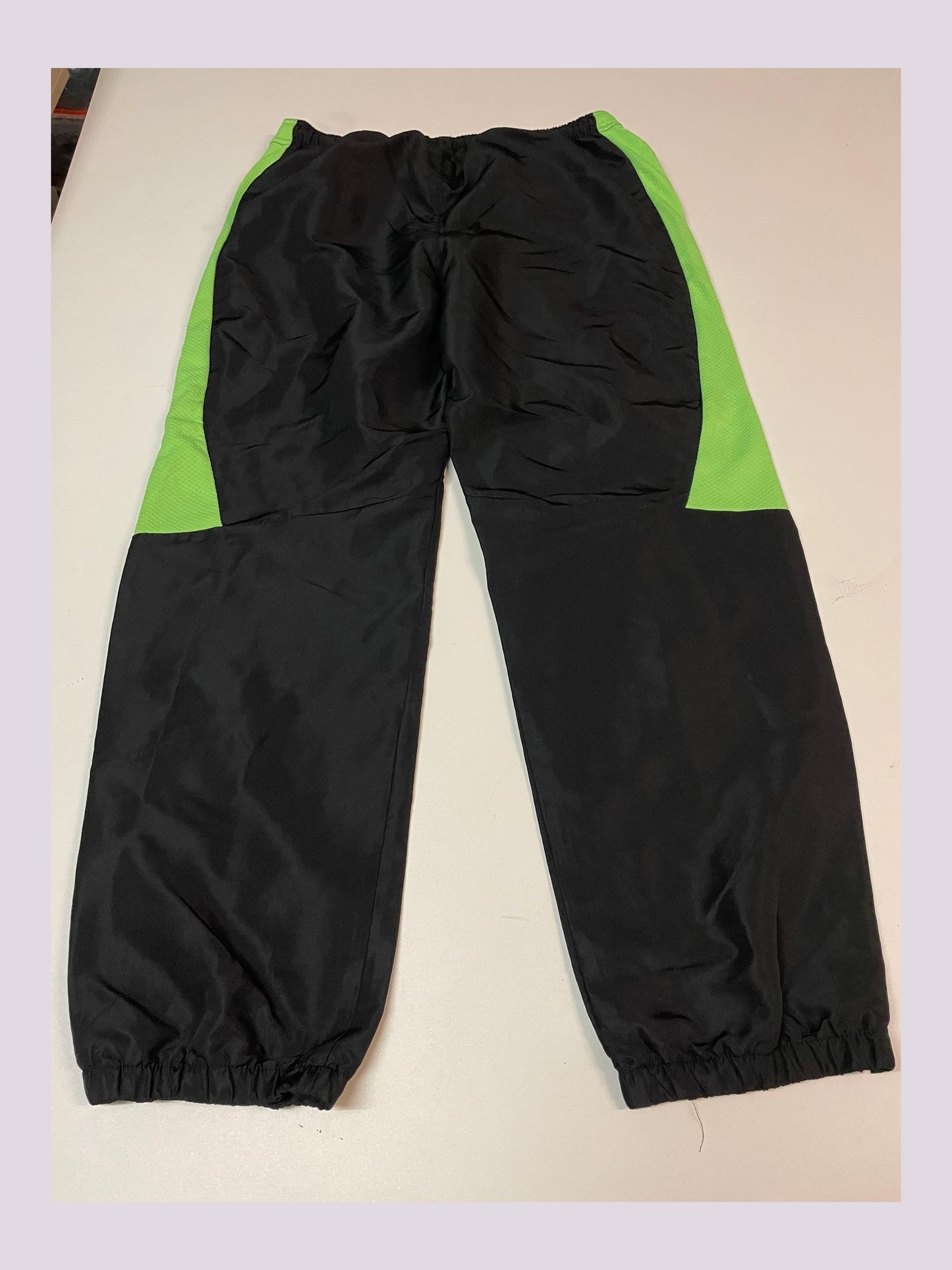 Entdecke unsere Vintage Track Pants von Nike und anderen Marken, erhältlich bei Valuxery.de - Dein Shop für trendige Vintage - Kleidung. Unsere Track Pants sind aus hochwertigen Materialien und