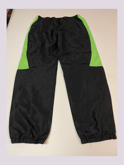 Entdecke unsere Vintage Track Pants von Nike und anderen Marken, erhältlich bei Valuxery.de - Dein Shop für trendige Vintage - Kleidung. Unsere Track Pants sind aus hochwertigen Materialien und