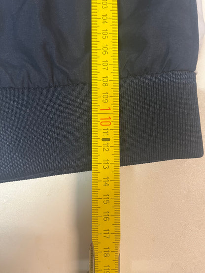 Entdecke unsere Vintage Track Pants von Nike und anderen Marken, erhältlich bei Valuxery.de - Dein Shop für trendige Vintage - Kleidung. Unsere Track Pants sind aus hochwertigen Materialien und