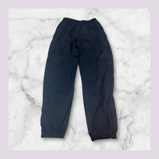 Entdecke unsere Vintage Track Pants von Nike und anderen Marken, erhältlich bei Valuxery.de - Dein Shop für trendige Vintage - Kleidung. Unsere Track Pants sind aus hochwertigen Materialien und