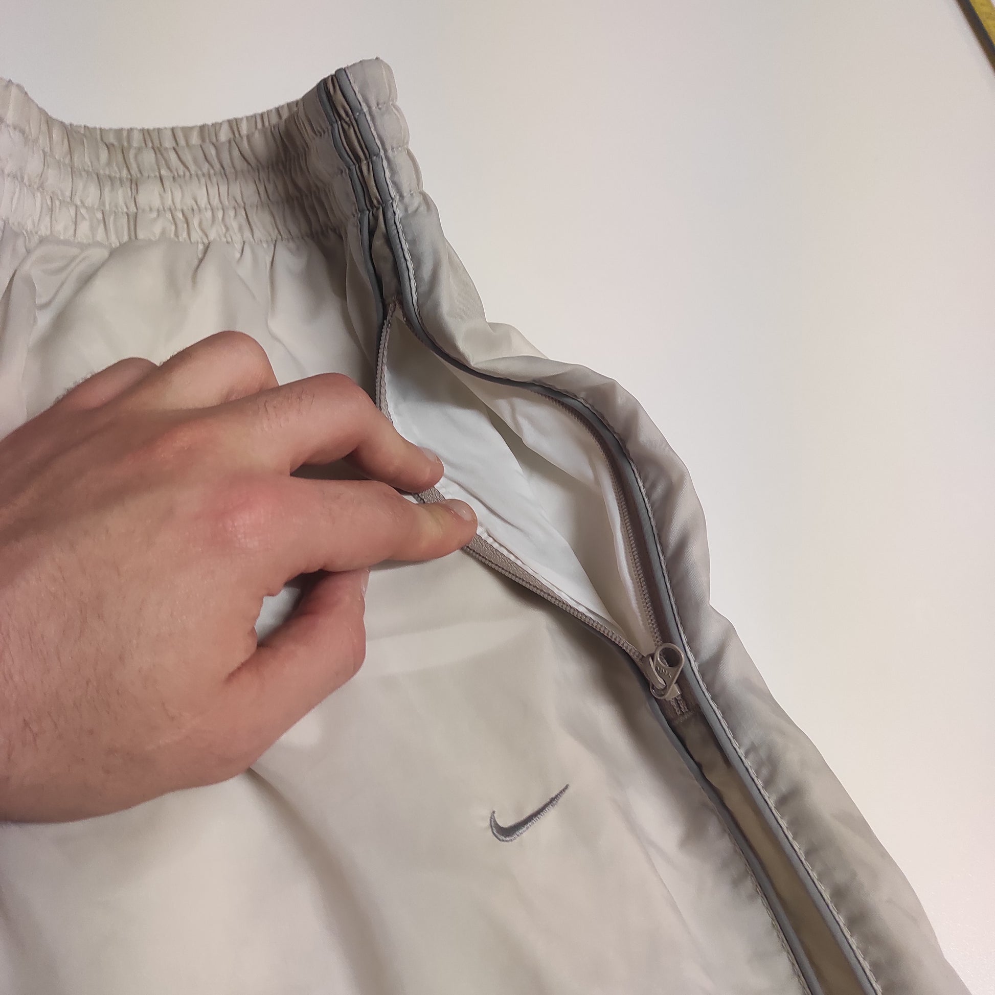 Entdecke unsere Vintage Track Pants von Nike und anderen Marken, erhältlich bei Valuxery.de - Dein Shop für trendige Vintage - Kleidung. Unsere Track Pants sind aus hochwertigen Materialien und