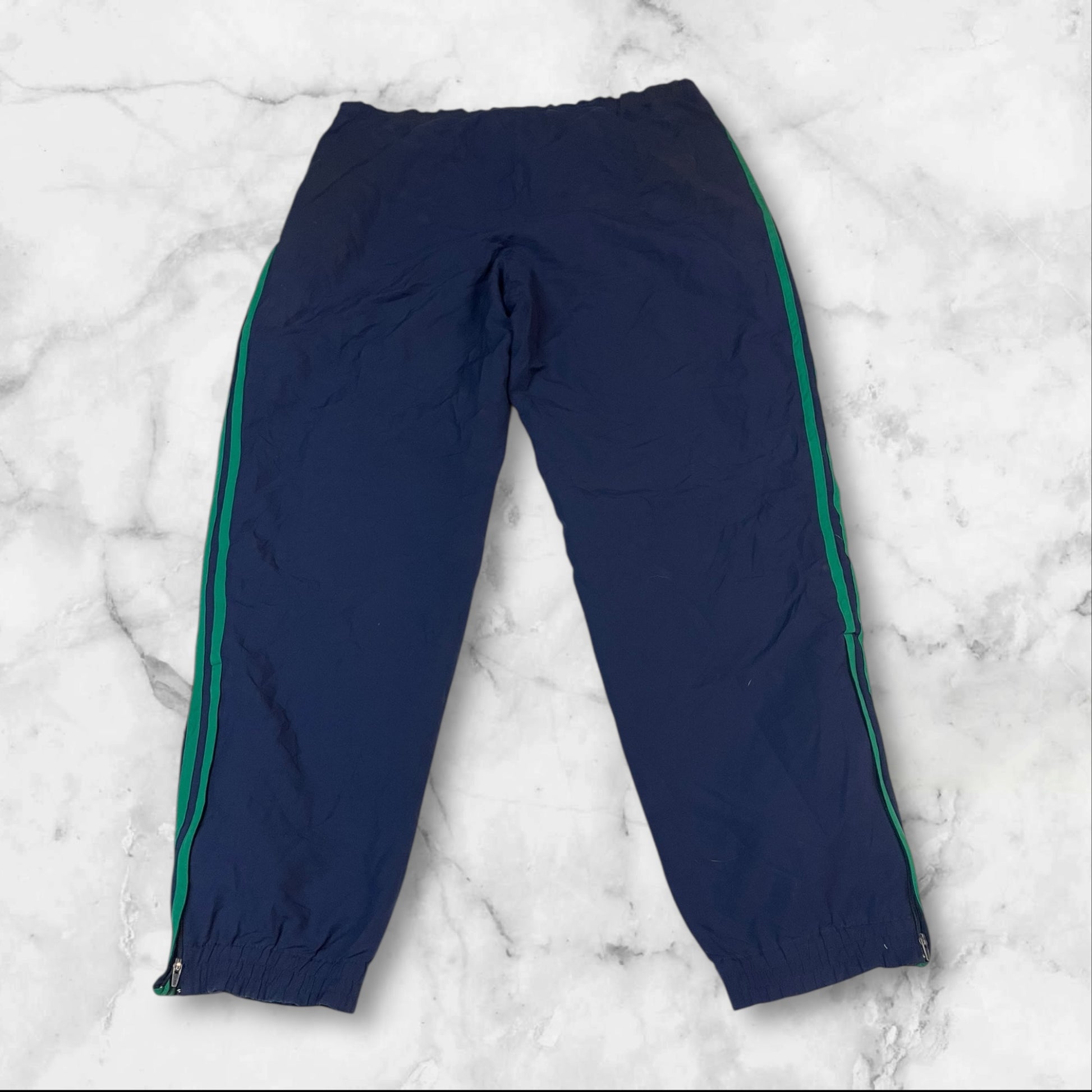 Entdecke unsere Vintage Track Pants von Nike und anderen Marken, erhältlich bei Valuxery.de - Dein Shop für trendige Vintage - Kleidung. Unsere Track Pants sind aus hochwertigen Materialien und
