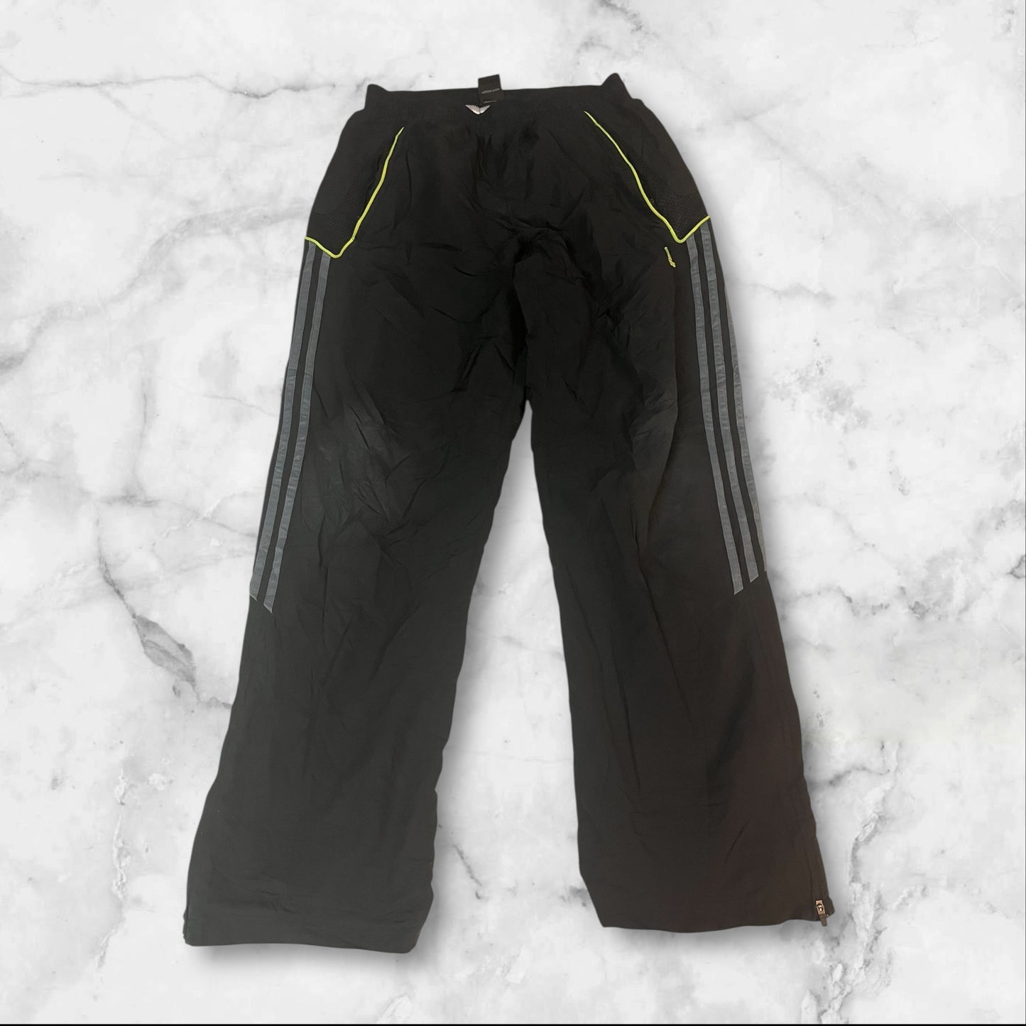 Entdecke unsere Vintage Track Pants von Nike und anderen Marken, erhältlich bei Valuxery.de - Dein Shop für trendige Vintage - Kleidung. Unsere Track Pants sind aus hochwertigen Materialien und