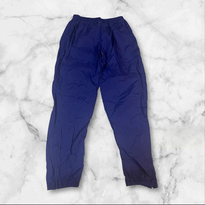 Entdecke unsere Vintage Track Pants von Nike und anderen Marken, erhältlich bei Valuxery.de - Dein Shop für trendige Vintage - Kleidung. Unsere Track Pants sind aus hochwertigen Materialien und