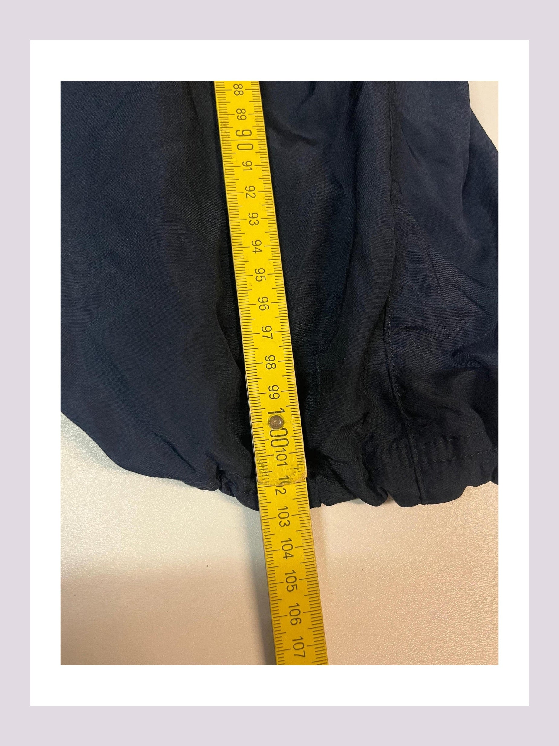 Entdecke unsere Vintage Track Pants von Nike und anderen Marken, erhältlich bei Valuxery.de - Dein Shop für trendige Vintage - Kleidung. Unsere Track Pants sind aus hochwertigen Materialien und