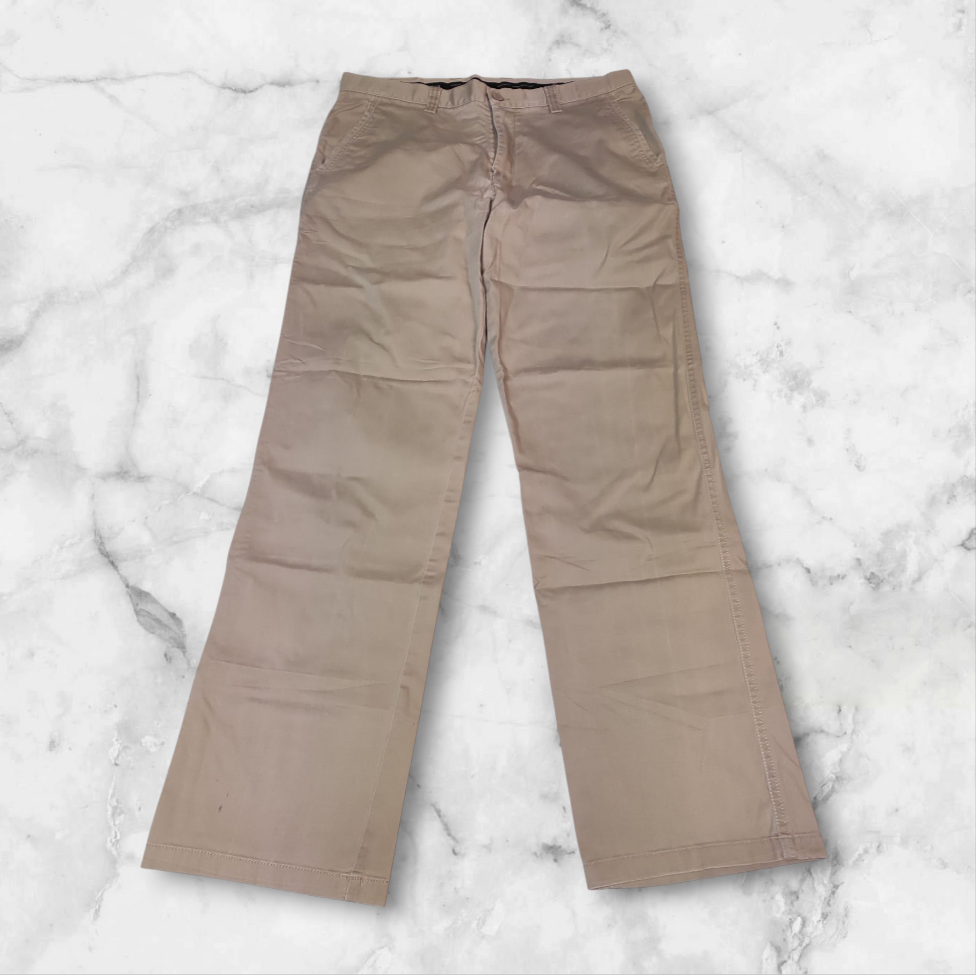 Entdecke unsere Vintage Track Pants von Nike und anderen Marken, erhältlich bei Valuxery.de - Dein Shop für trendige Vintage - Kleidung. Unsere Track Pants sind aus hochwertigen Materialien und