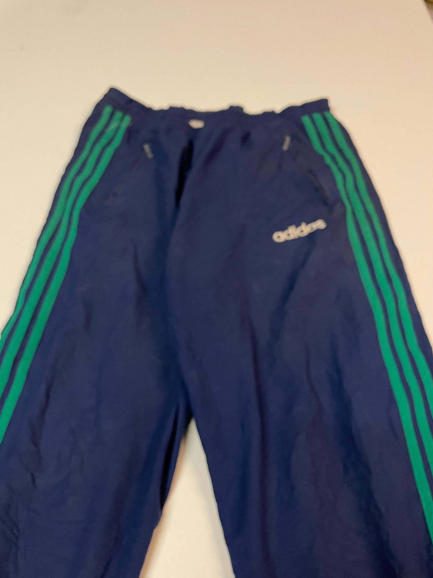 Entdecke unsere Vintage Track Pants von Nike und anderen Marken, erhältlich bei Valuxery.de - Dein Shop für trendige Vintage - Kleidung. Unsere Track Pants sind aus hochwertigen Materialien und