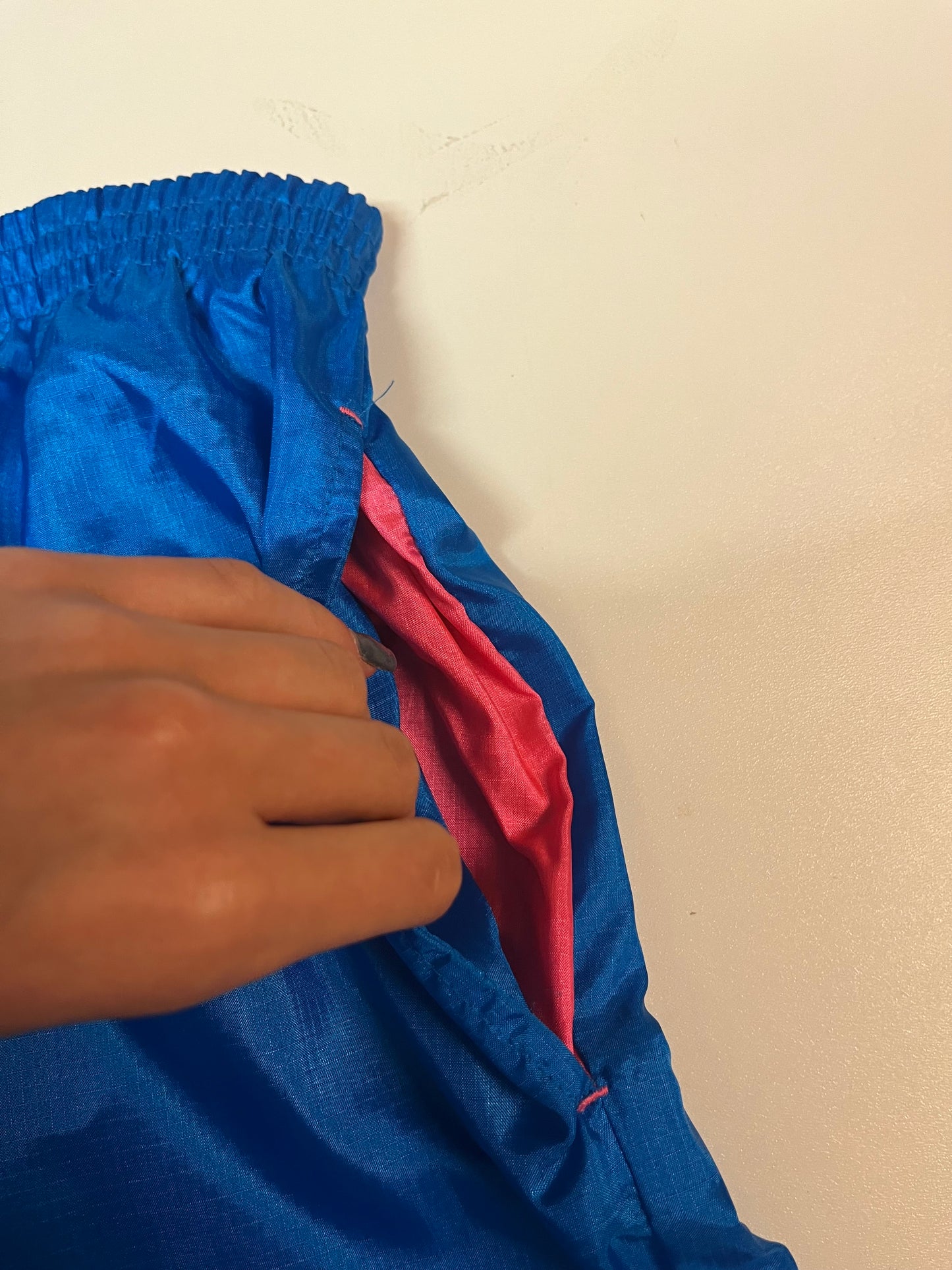 Entdecke unsere Vintage Track Pants von Nike und anderen Marken, erhältlich bei Valuxery.de - Dein Shop für trendige Vintage - Kleidung. Unsere Track Pants sind aus hochwertigen Materialien und