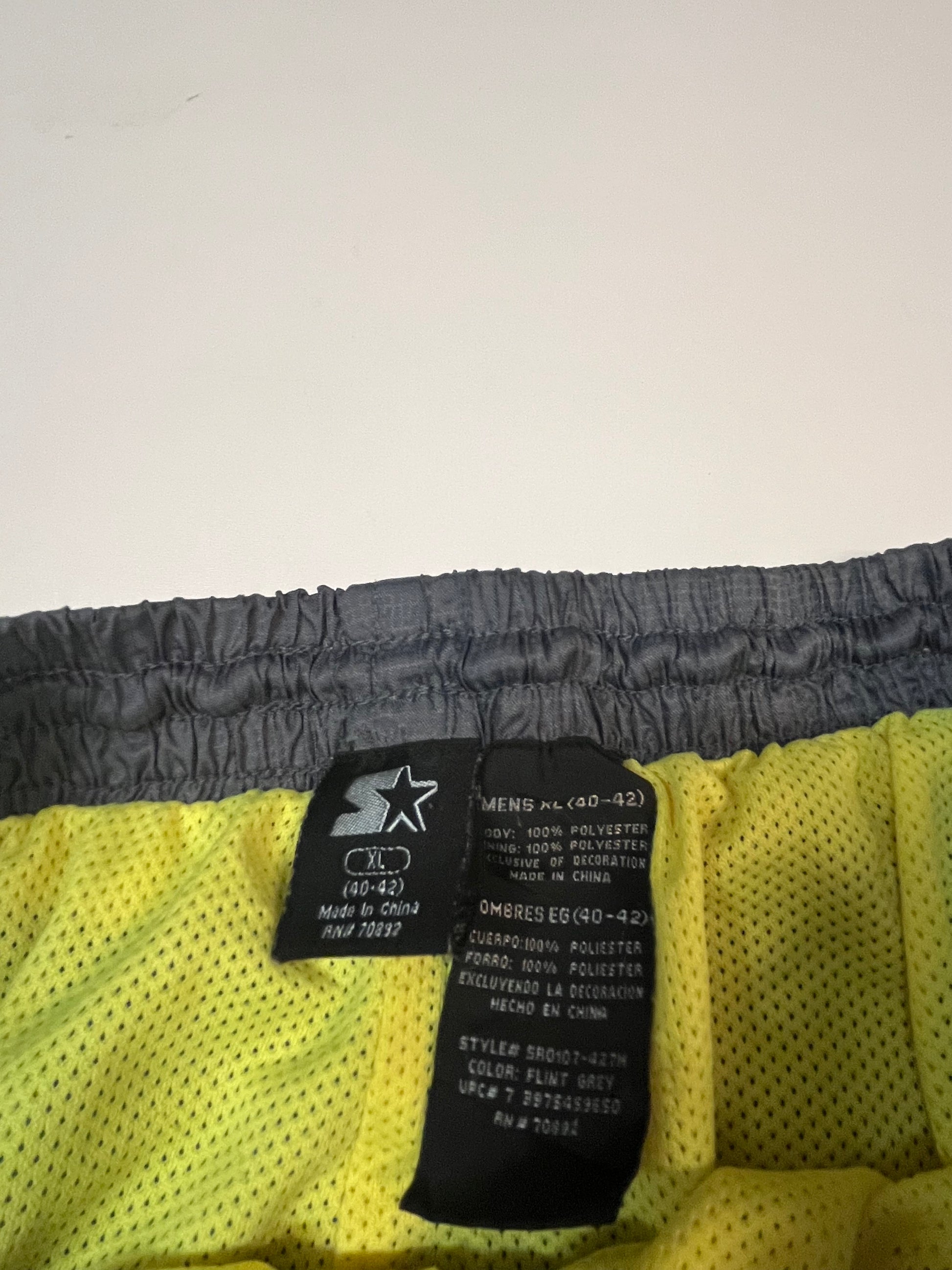 Entdecke unsere Vintage Track Pants von Nike und anderen Marken, erhältlich bei Valuxery.de - Dein Shop für trendige Vintage - Kleidung. Unsere Track Pants sind aus hochwertigen Materialien und