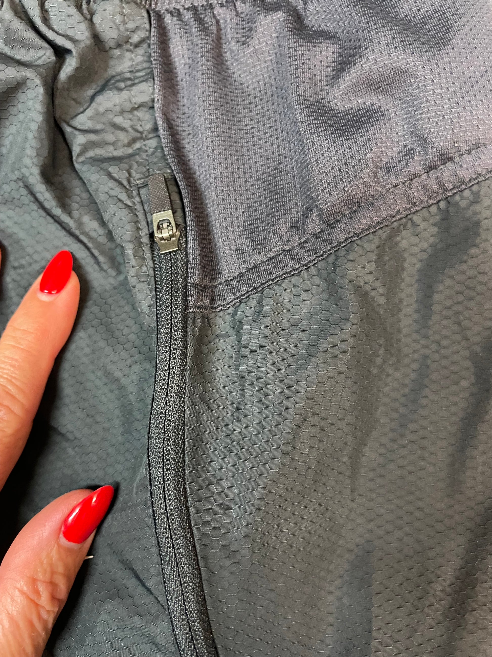 Entdecke unsere Vintage Track Pants von Nike und anderen Marken, erhältlich bei Valuxery.de - Dein Shop für trendige Vintage - Kleidung. Unsere Track Pants sind aus hochwertigen Materialien und