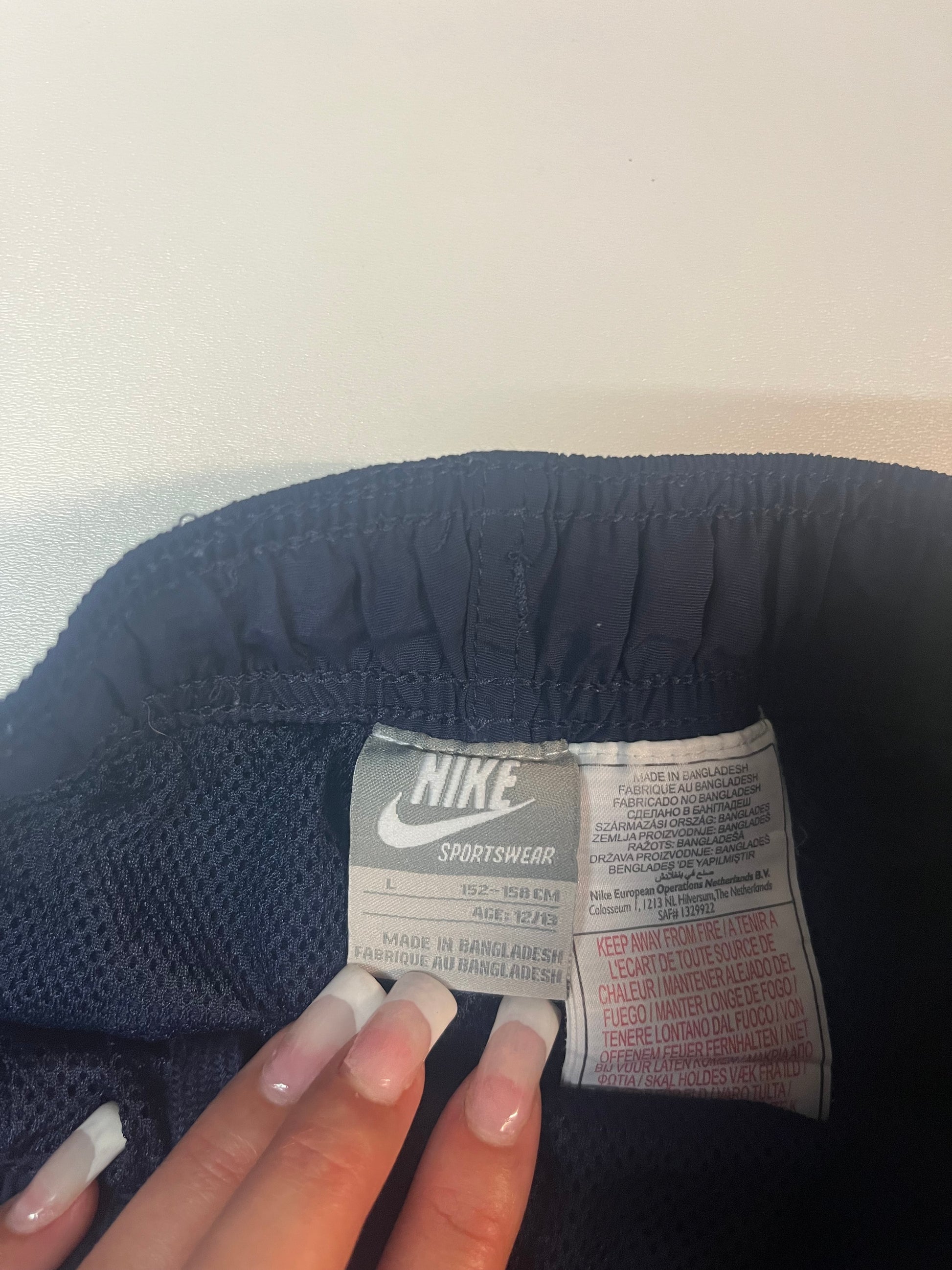 Entdecke unsere Vintage Track Pants von Nike und anderen Marken, erhältlich bei Valuxery.de - Dein Shop für trendige Vintage - Kleidung. Unsere Track Pants sind aus hochwertigen Materialien und