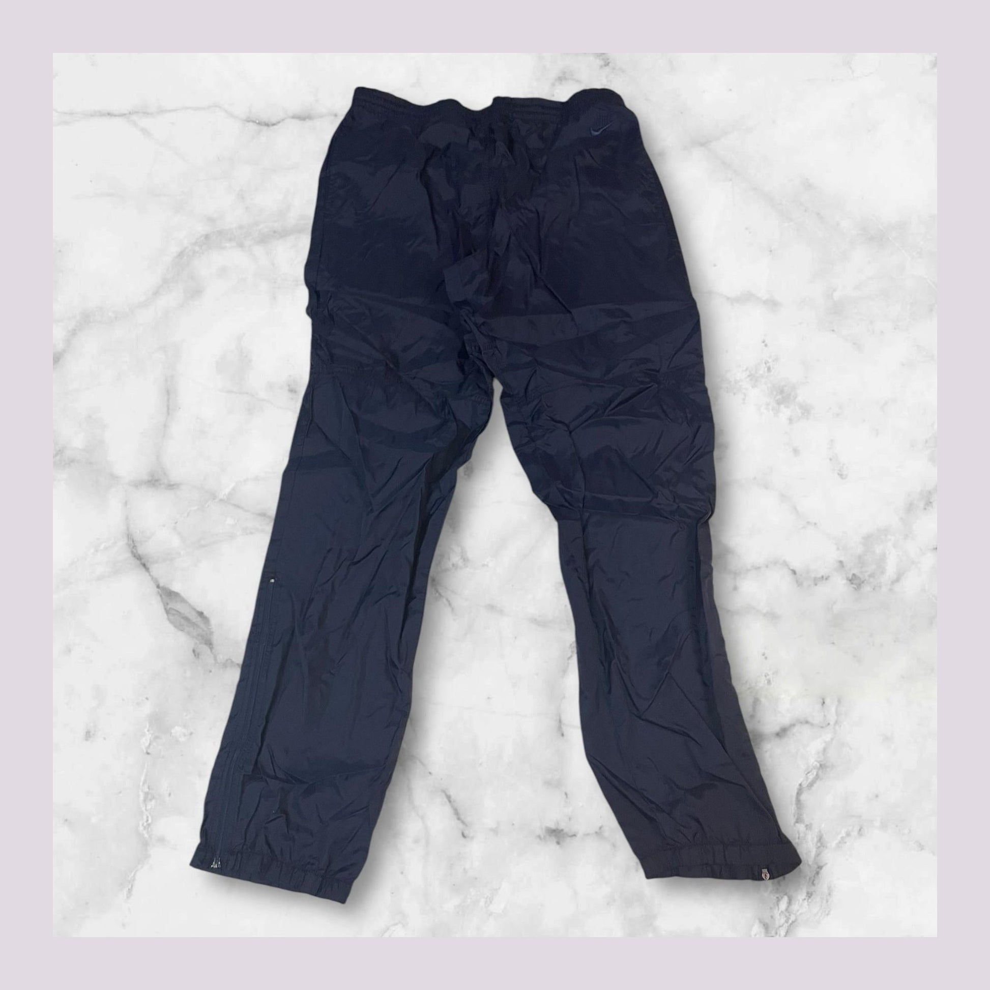 Entdecke unsere Vintage Track Pants von Nike und anderen Marken, erhältlich bei Valuxery.de - Dein Shop für trendige Vintage - Kleidung. Unsere Track Pants sind aus hochwertigen Materialien und