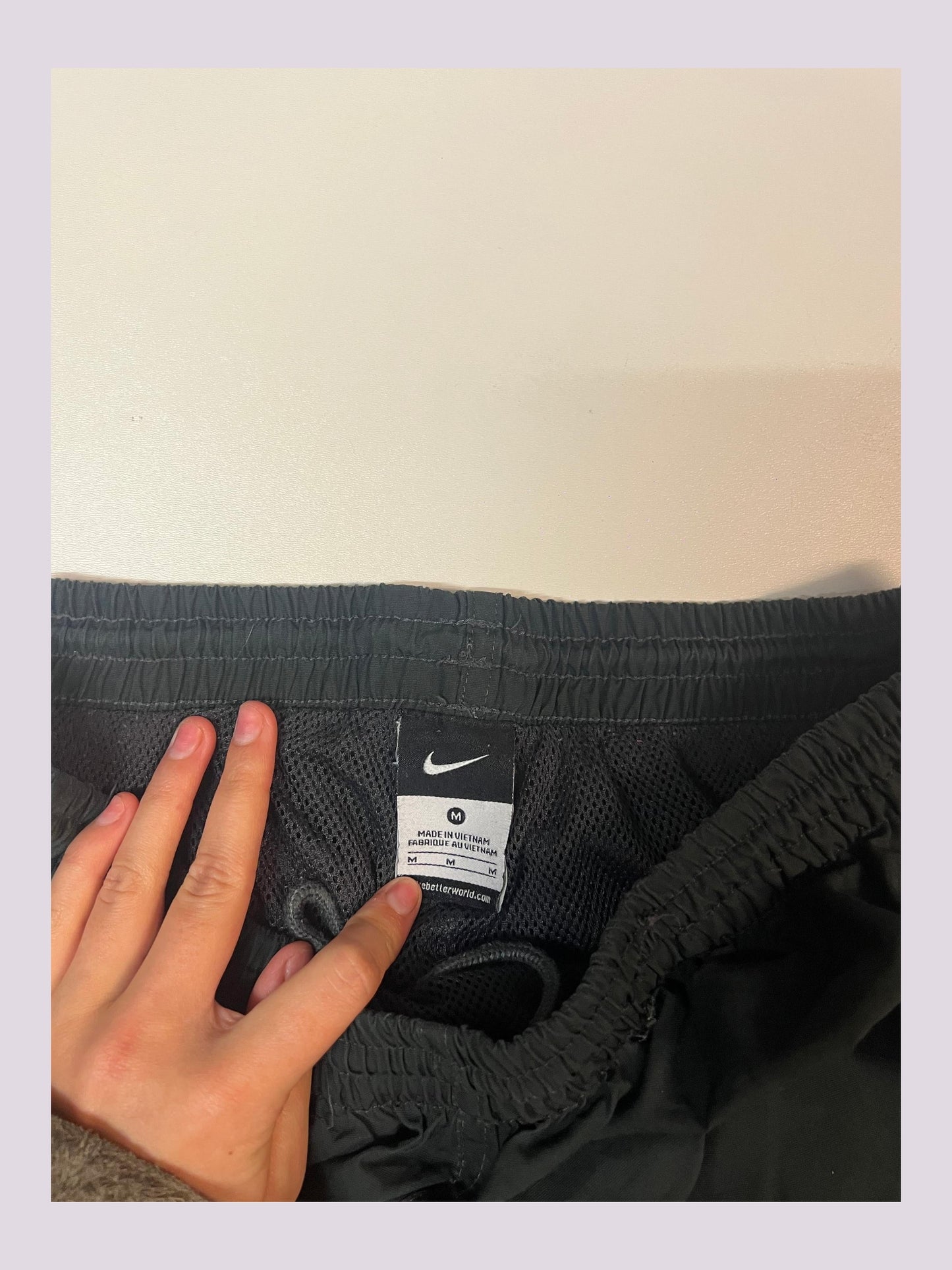 Entdecke unsere Vintage Track Pants von Nike und anderen Marken, erhältlich bei Valuxery.de - Dein Shop für trendige Vintage - Kleidung. Unsere Track Pants sind aus hochwertigen Materialien und
