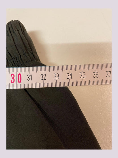 Entdecke unsere Vintage Track Pants von Nike und anderen Marken, erhältlich bei Valuxery.de - Dein Shop für trendige Vintage - Kleidung. Unsere Track Pants sind aus hochwertigen Materialien und