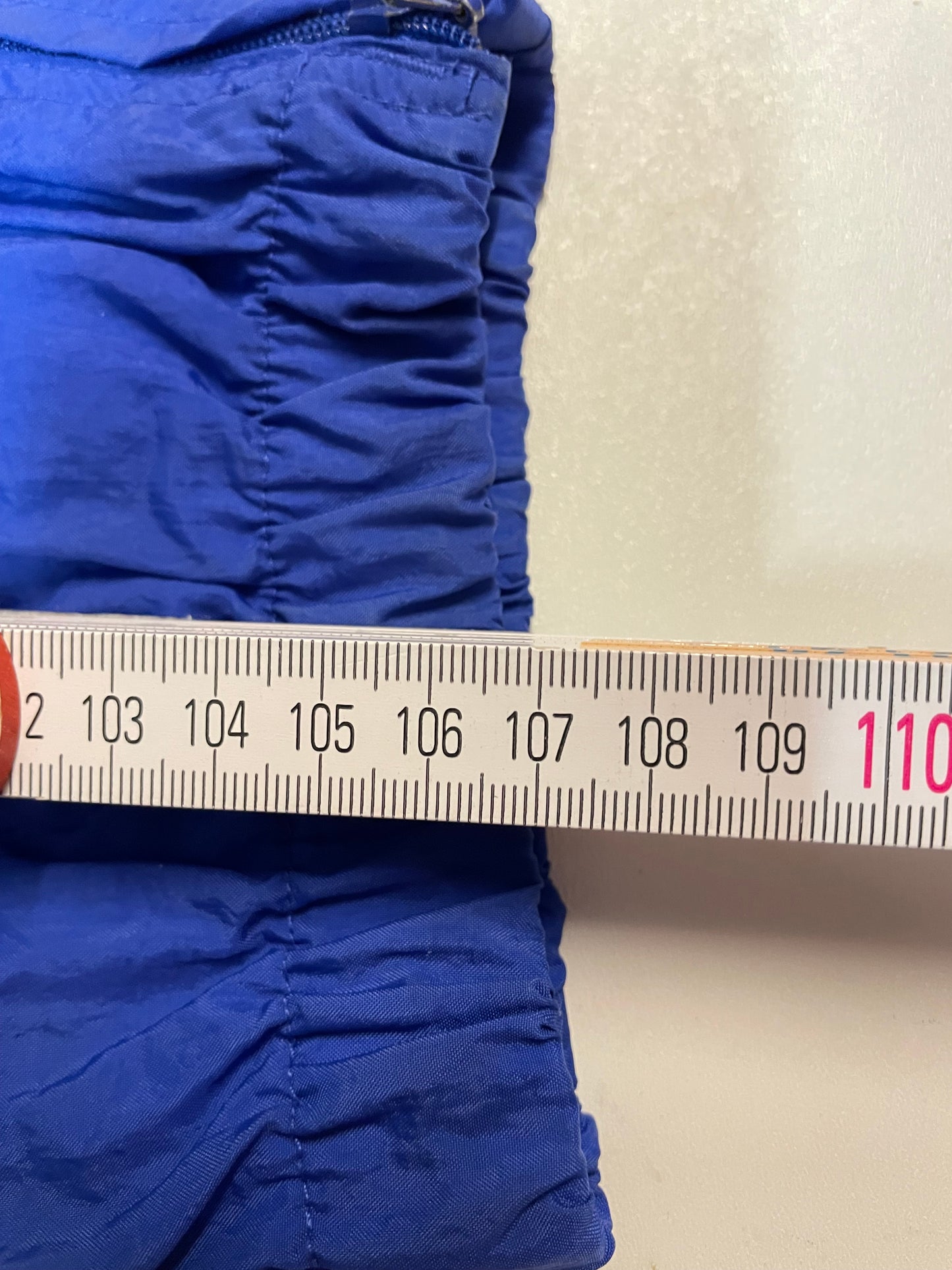 Entdecke unsere Vintage Track Pants von Nike und anderen Marken, erhältlich bei Valuxery.de - Dein Shop für trendige Vintage - Kleidung. Unsere Track Pants sind aus hochwertigen Materialien und