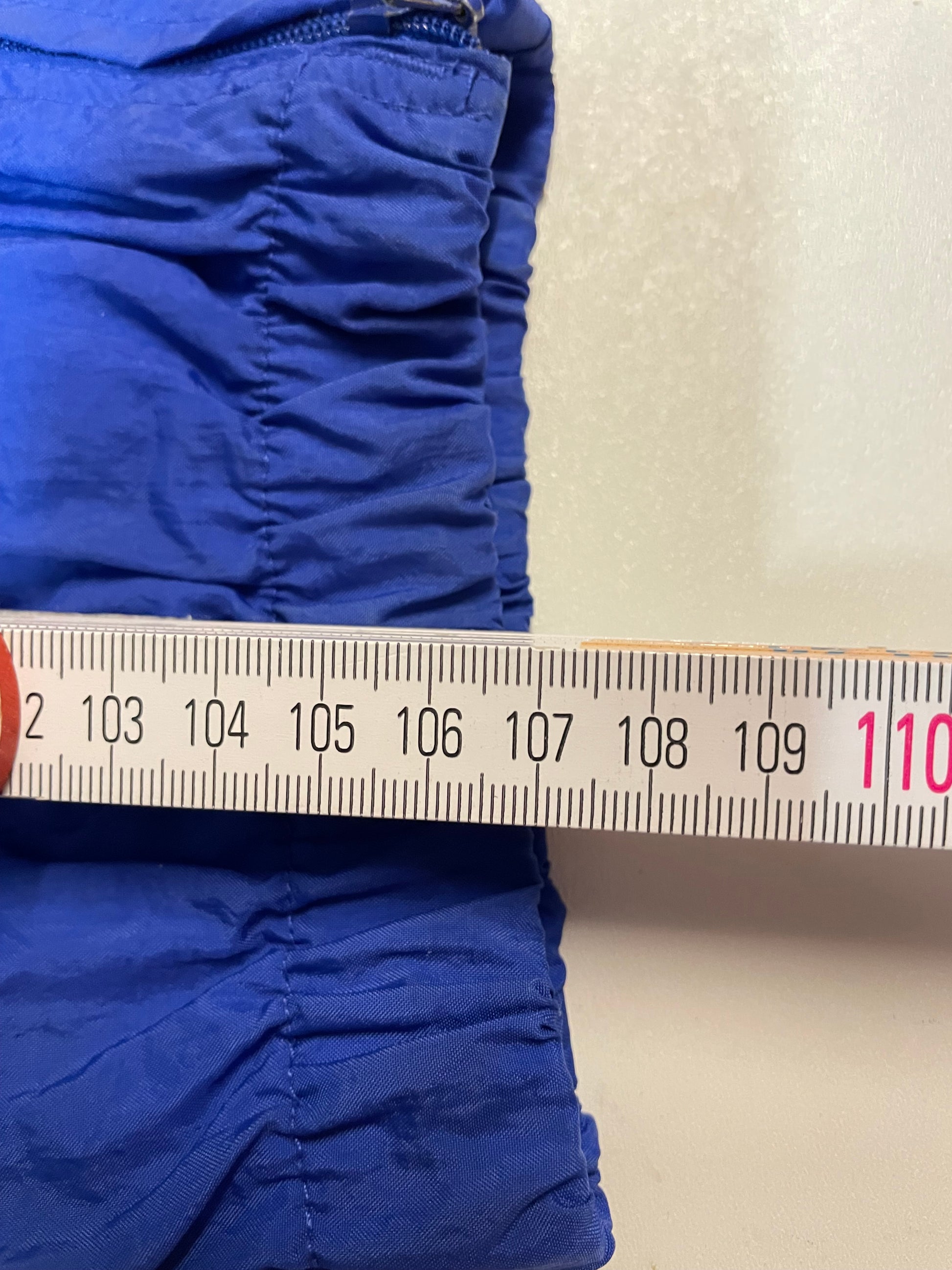 Entdecke unsere Vintage Track Pants von Nike und anderen Marken, erhältlich bei Valuxery.de - Dein Shop für trendige Vintage - Kleidung. Unsere Track Pants sind aus hochwertigen Materialien und