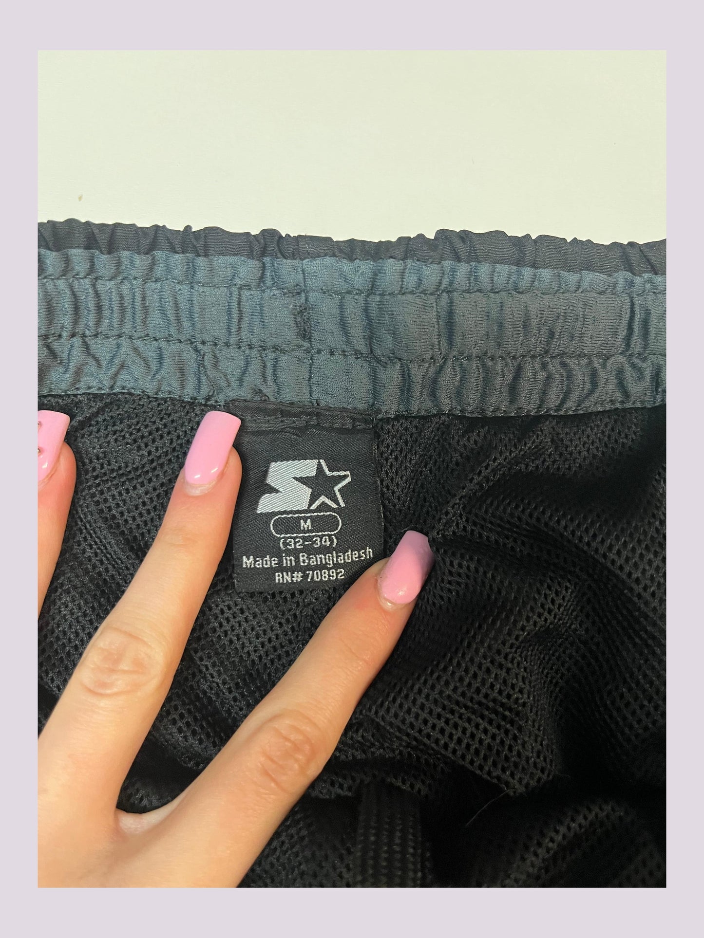 Entdecke unsere Vintage Track Pants von Nike und anderen Marken, erhältlich bei Valuxery.de - Dein Shop für trendige Vintage - Kleidung. Unsere Track Pants sind aus hochwertigen Materialien und