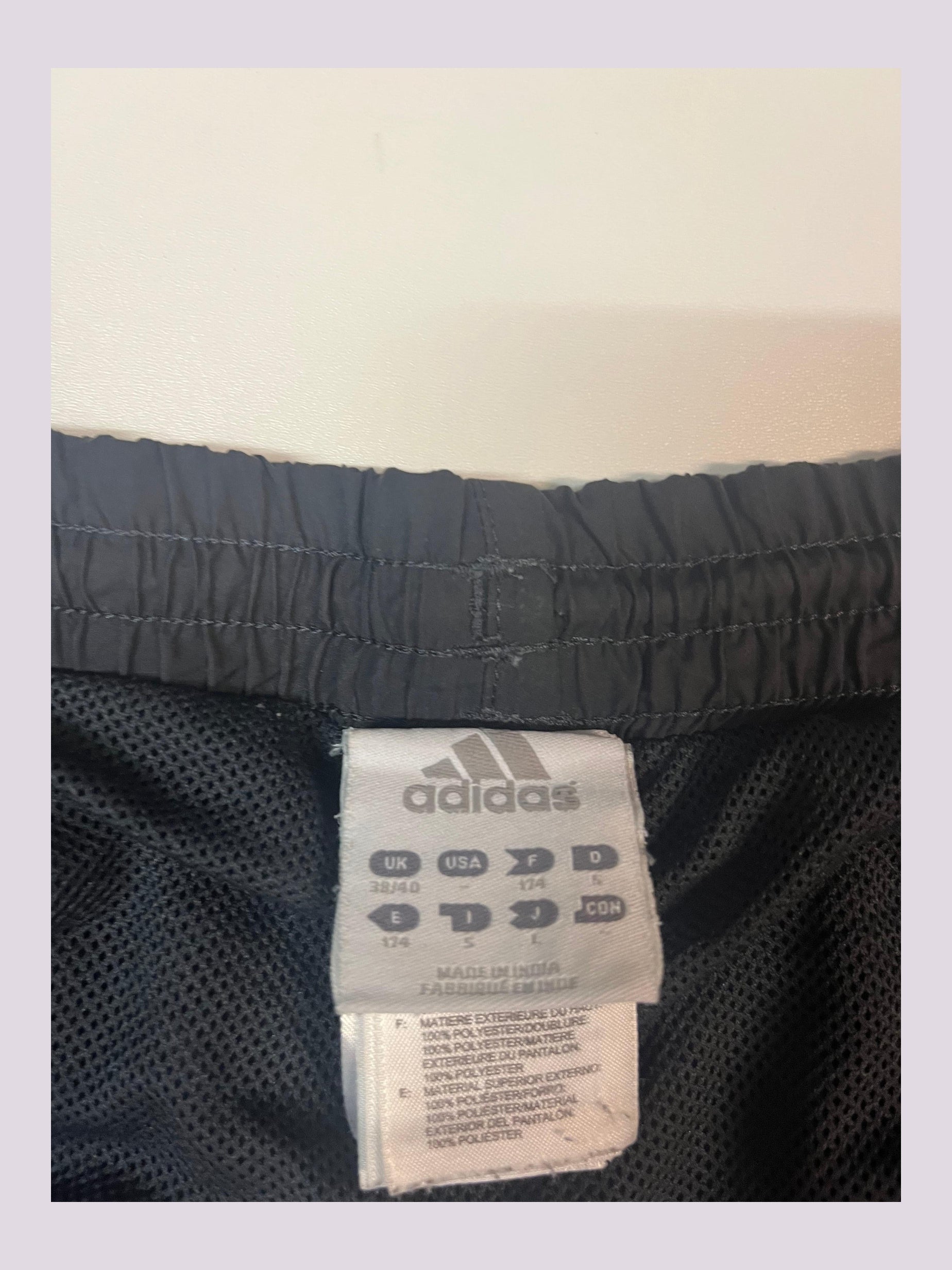 Entdecke unsere Vintage Track Pants von Nike und anderen Marken, erhältlich bei Valuxery.de - Dein Shop für trendige Vintage - Kleidung. Unsere Track Pants sind aus hochwertigen Materialien und