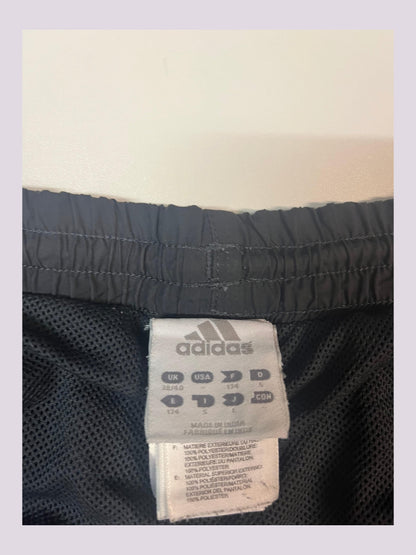 Entdecke unsere Vintage Track Pants von Nike und anderen Marken, erhältlich bei Valuxery.de - Dein Shop für trendige Vintage - Kleidung. Unsere Track Pants sind aus hochwertigen Materialien und