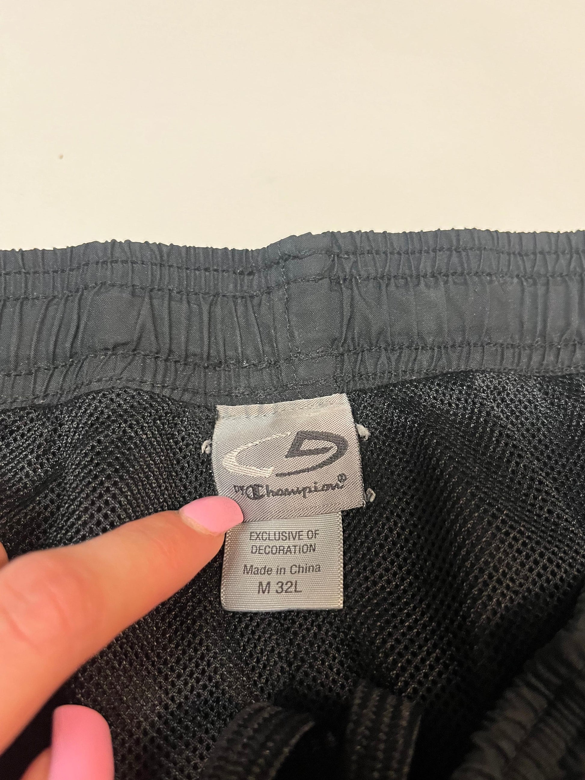 Entdecke unsere Vintage Track Pants von Nike und anderen Marken, erhältlich bei Valuxery.de - Dein Shop für trendige Vintage - Kleidung. Unsere Track Pants sind aus hochwertigen Materialien und