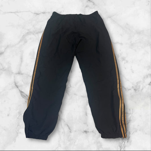 Entdecke unsere Vintage Track Pants von Nike und anderen Marken, erhältlich bei Valuxery.de - Dein Shop für trendige Vintage - Kleidung. Unsere Track Pants sind aus hochwertigen Materialien und