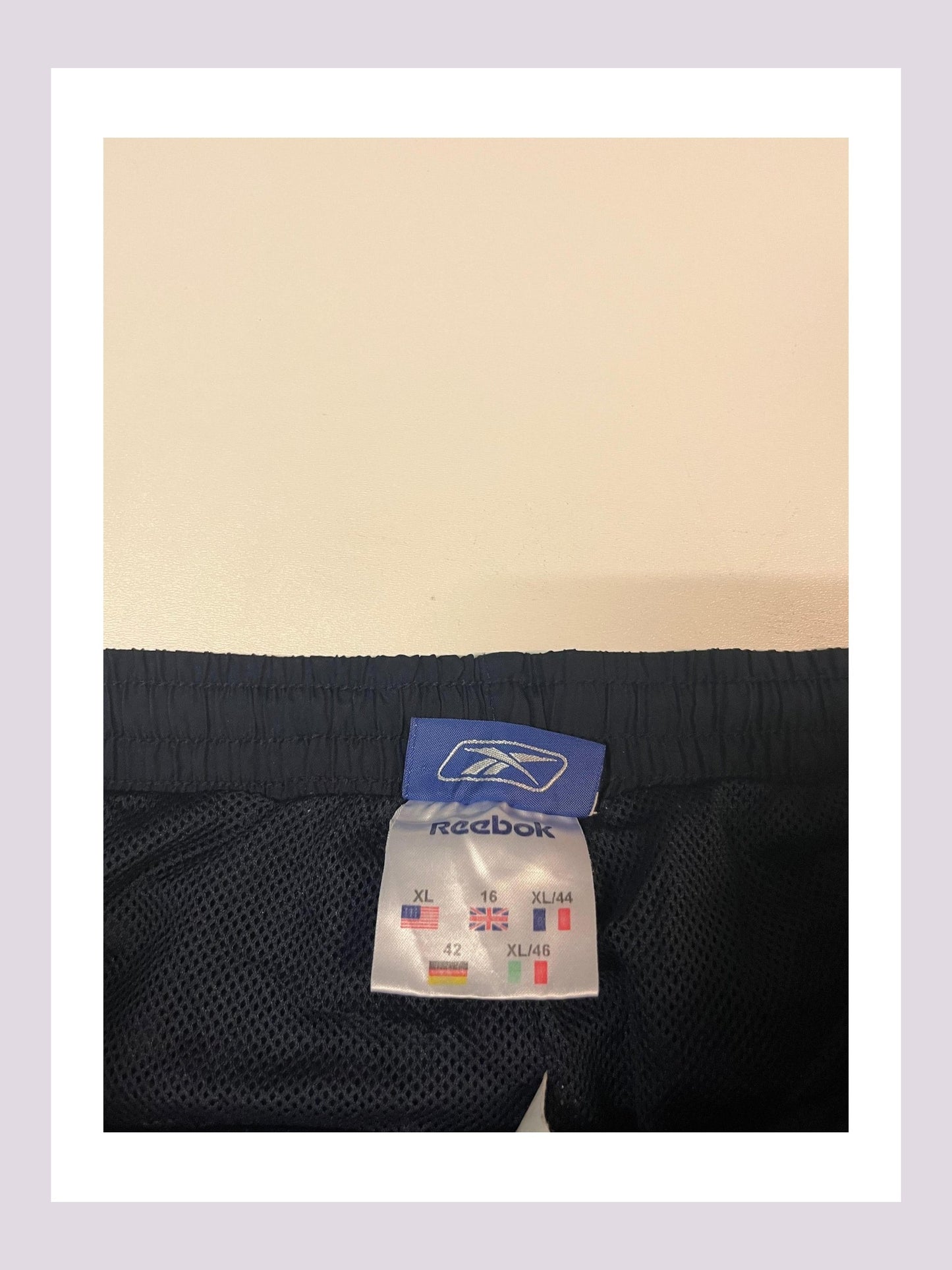 Entdecke unsere Vintage Track Pants von Nike und anderen Marken, erhältlich bei Valuxery.de - Dein Shop für trendige Vintage - Kleidung. Unsere Track Pants sind aus hochwertigen Materialien und