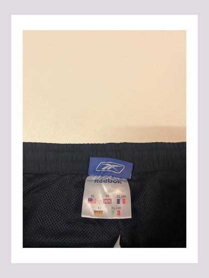 Entdecke unsere Vintage Track Pants von Nike und anderen Marken, erhältlich bei Valuxery.de - Dein Shop für trendige Vintage - Kleidung. Unsere Track Pants sind aus hochwertigen Materialien und