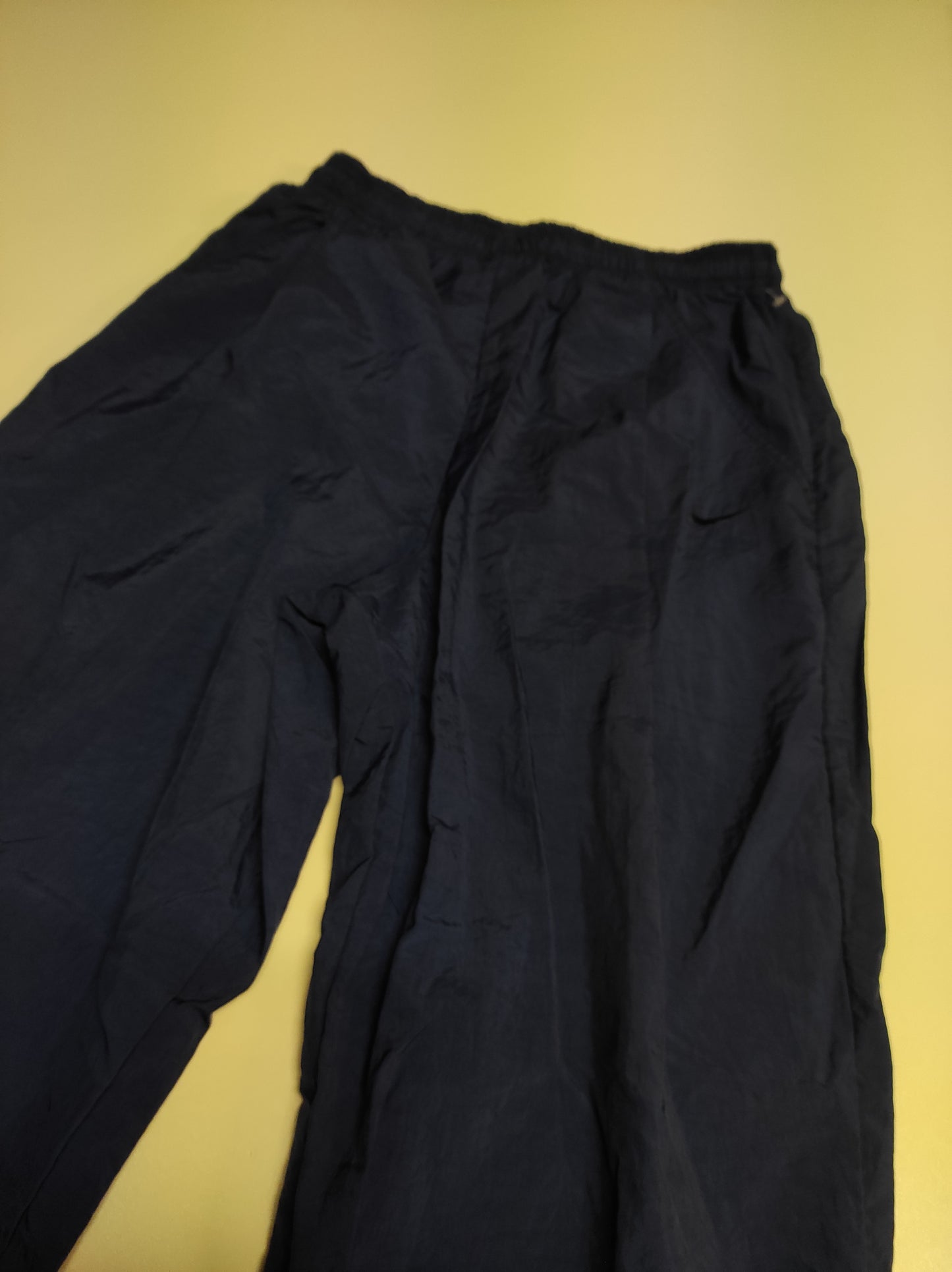 Entdecke unsere Vintage Track Pants von Nike und anderen Marken, erhältlich bei Valuxery.de - Dein Shop für trendige Vintage - Kleidung. Unsere Track Pants sind aus hochwertigen Materialien und