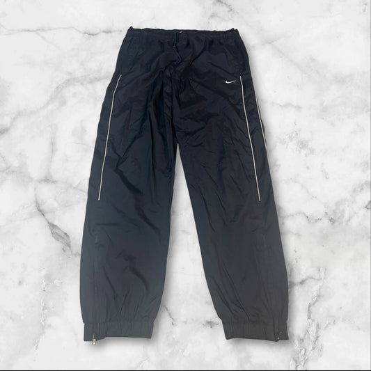 Entdecke unsere Vintage Track Pants von Nike und anderen Marken, erhältlich bei Valuxery.de - Dein Shop für trendige Vintage - Kleidung. Unsere Track Pants sind aus hochwertigen Materialien und