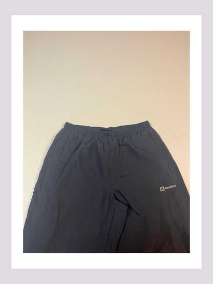 Entdecke unsere Vintage Track Pants von Nike und anderen Marken, erhältlich bei Valuxery.de - Dein Shop für trendige Vintage - Kleidung. Unsere Track Pants sind aus hochwertigen Materialien und