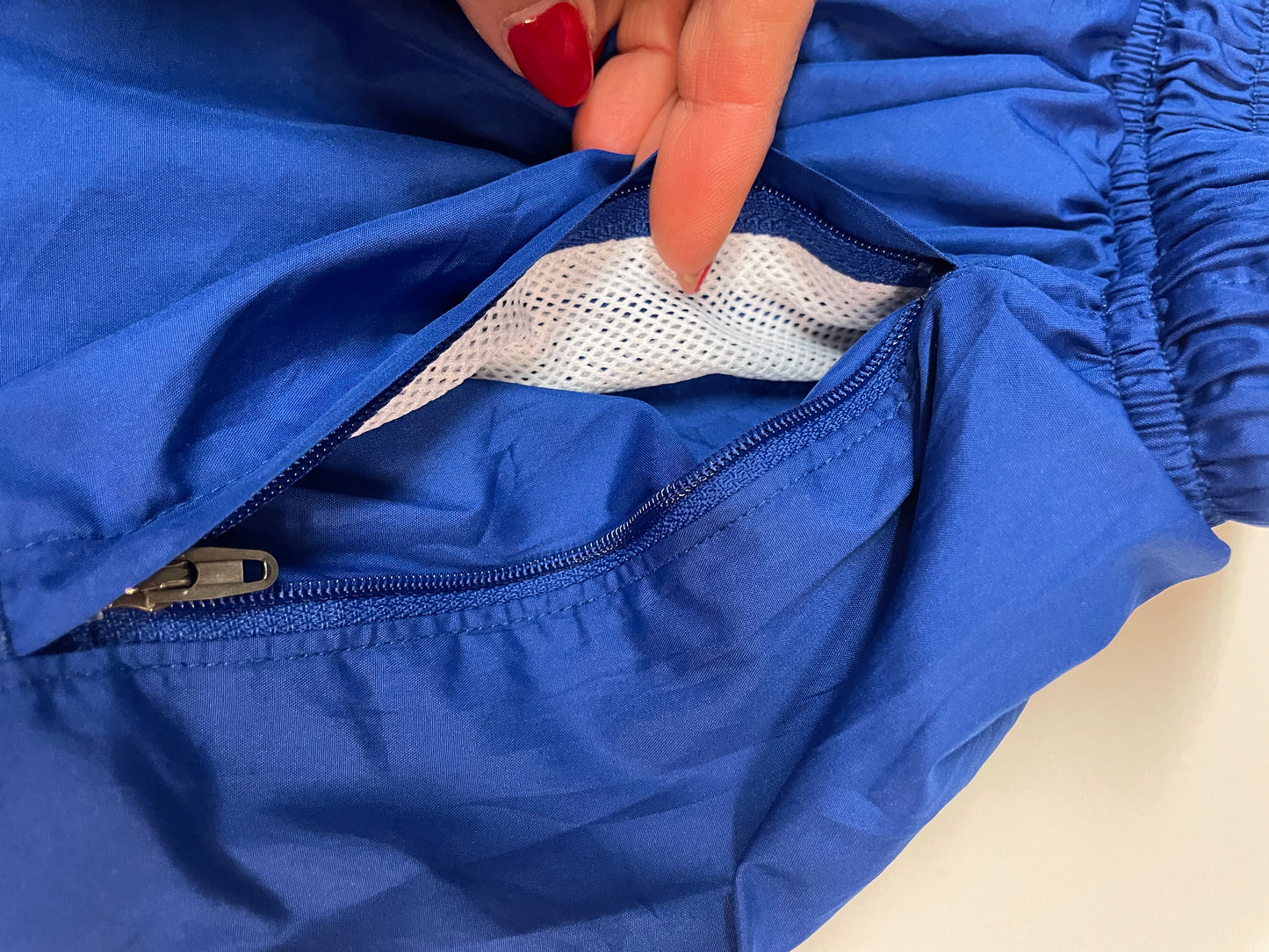 Entdecke unsere Vintage Track Pants von Nike und anderen Marken, erhältlich bei Valuxery.de - Dein Shop für trendige Vintage - Kleidung. Unsere Track Pants sind aus hochwertigen Materialien und