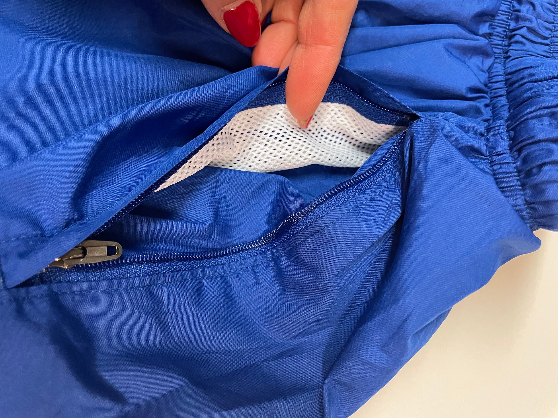 Entdecke unsere Vintage Track Pants von Nike und anderen Marken, erhältlich bei Valuxery.de - Dein Shop für trendige Vintage - Kleidung. Unsere Track Pants sind aus hochwertigen Materialien und