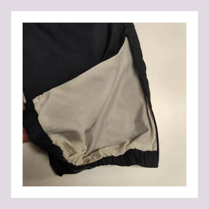 Entdecke unsere Vintage Track Pants von Nike und anderen Marken, erhältlich bei Valuxery.de - Dein Shop für trendige Vintage - Kleidung. Unsere Track Pants sind aus hochwertigen Materialien und