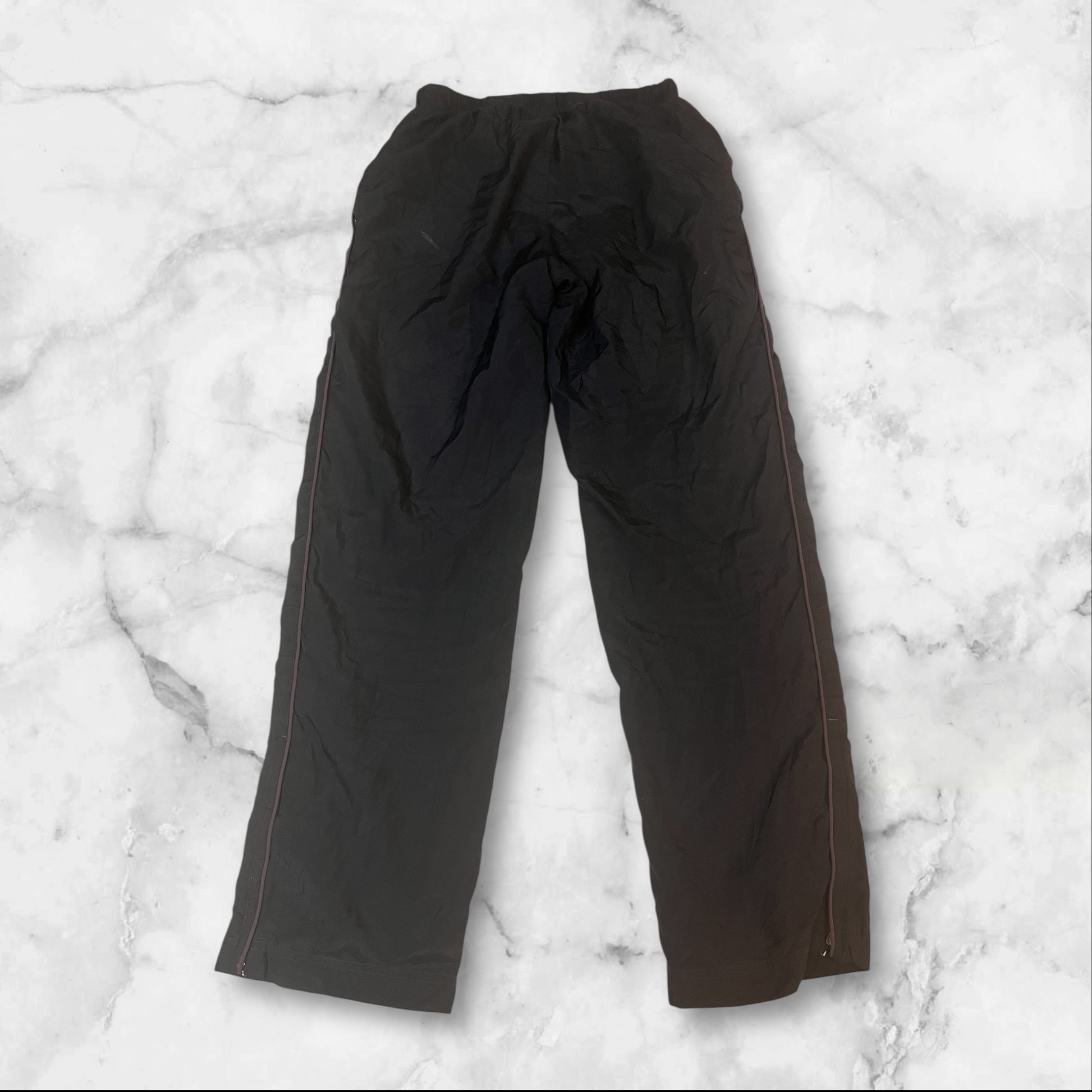 Entdecke unsere Vintage Track Pants von Nike und anderen Marken, erhältlich bei Valuxery.de - Dein Shop für trendige Vintage - Kleidung. Unsere Track Pants sind aus hochwertigen Materialien und