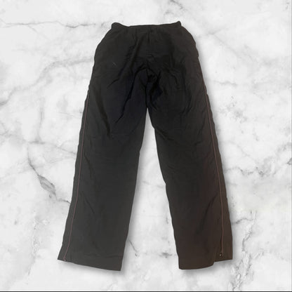 Entdecke unsere Vintage Track Pants von Nike und anderen Marken, erhältlich bei Valuxery.de - Dein Shop für trendige Vintage - Kleidung. Unsere Track Pants sind aus hochwertigen Materialien und