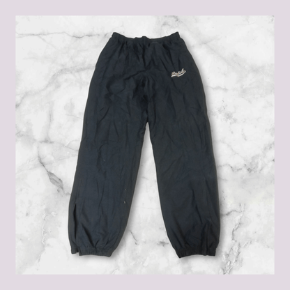 Entdecke unsere Vintage Track Pants von Nike und anderen Marken, erhältlich bei Valuxery.de - Dein Shop für trendige Vintage - Kleidung. Unsere Track Pants sind aus hochwertigen Materialien und