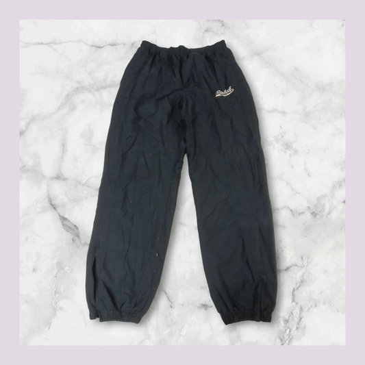 Entdecke unsere Vintage Track Pants von Nike und anderen Marken, erhältlich bei Valuxery.de - Dein Shop für trendige Vintage - Kleidung. Unsere Track Pants sind aus hochwertigen Materialien und