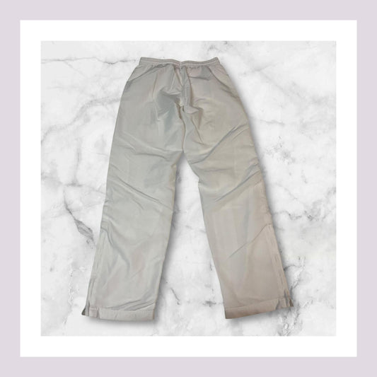 Entdecke unsere Vintage Track Pants von Nike und anderen Marken, erhältlich bei Valuxery.de - Dein Shop für trendige Vintage - Kleidung. Unsere Track Pants sind aus hochwertigen Materialien und
