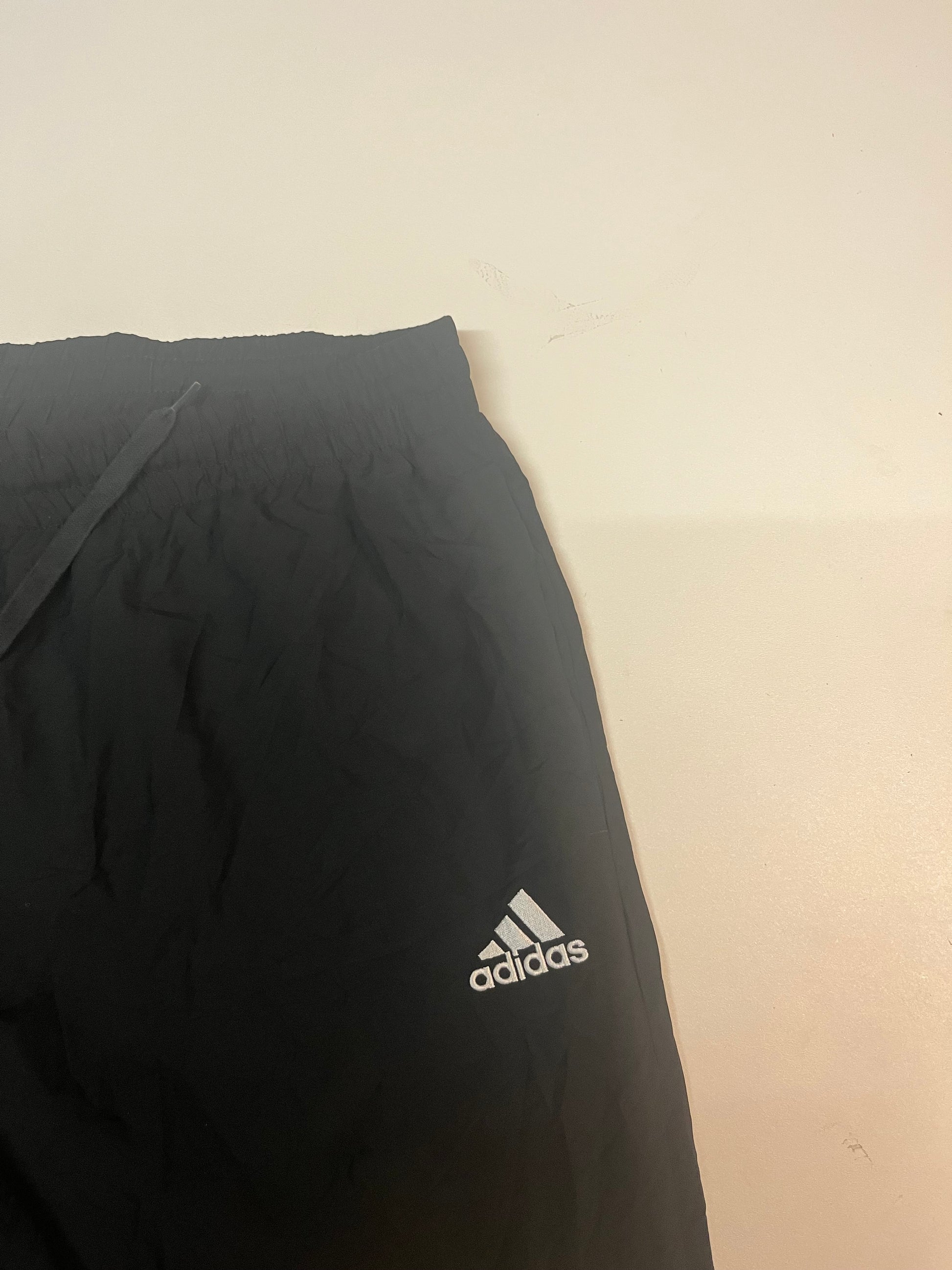 Entdecke unsere Vintage Track Pants von Nike und anderen Marken, erhältlich bei Valuxery.de - Dein Shop für trendige Vintage - Kleidung. Unsere Track Pants sind aus hochwertigen Materialien und